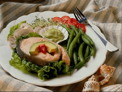 Le poisson avec des légumes est inclus dans le régime alimentaire pour perdre du poids