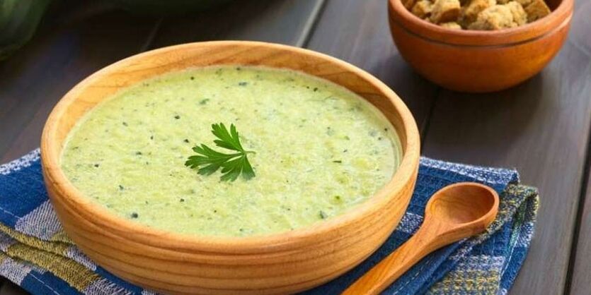 La soupe au chou et à la purée de courgettes est un plat bon pour l'estomac dans le menu du régime hypoallergénique