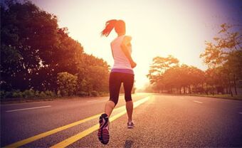 Les exercices cardio comme la course à pied aident à brûler les graisses des jambes. 